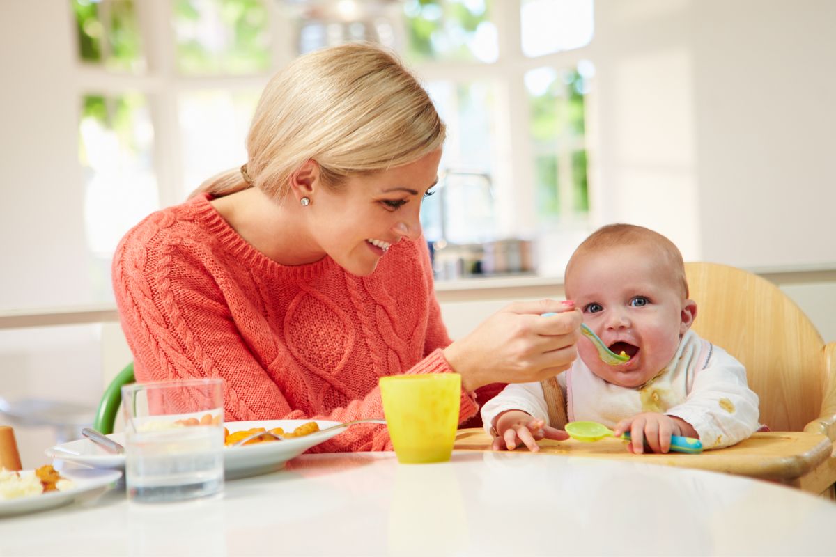 Mum feeding while watching baby's feeding cues