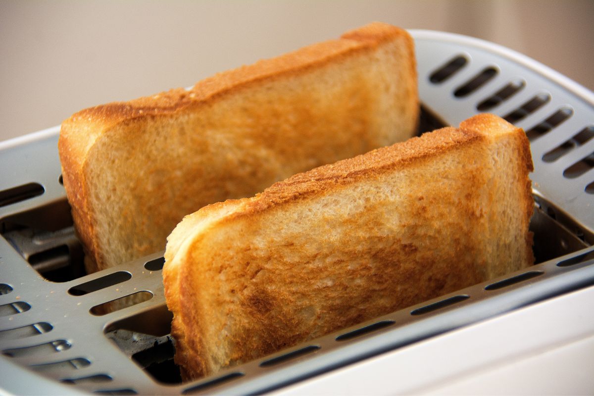 bread in toaster